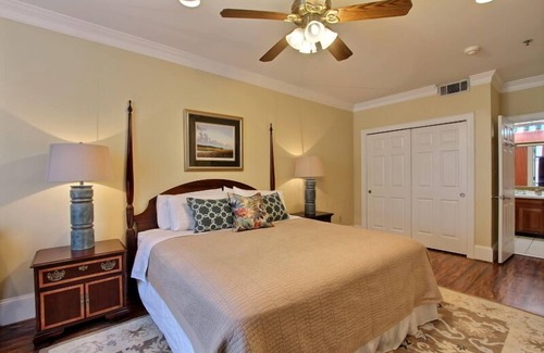 Historic District - North Hotel | 2bd, 1.5 ba Historic District and River Street-Walk to Everything!