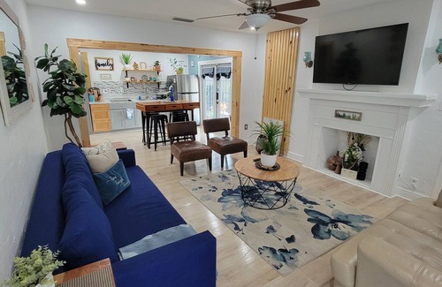 West Little Havana Villa | 2BD/1B/7PPL/Wi-Fi/BBQ/SPA/Free Parking & Washer/Dryer