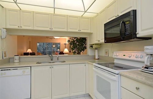East Naples Condo | 2bd 2BA 1100 Sq Ft Fully Furnished Condo. 2 Pools. New laminate flooring.