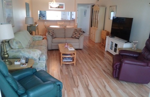 East Naples Condo | 2bd 2BA 1100 Sq Ft Fully Furnished Condo. 2 Pools. New laminate flooring.
