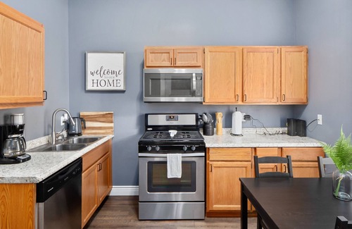 Soulard Apartment | 2BD 2BA ~ 5-Star Location ~ Fenced in Backyard ~ King Bed ~ 1 Car Garage!!!