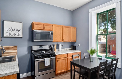 Soulard Apartment | 2BD 2BA ~ 5-Star Location ~ Fenced in Backyard ~ King Bed ~ 1 Car Garage!!!
