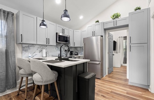 Belvedere Park Cottage | 2BD/2BA Designer Cottage in Decatur – Couples/Solo