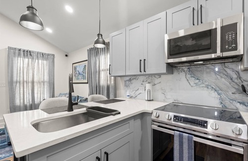Belvedere Park Cottage | 2BD/2BA Designer Cottage in Decatur – Couples/Solo