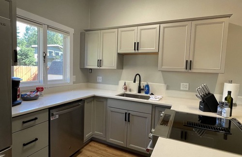 South Addition House | 2BD/2BA Duplex – Sleeps 4–6, Direct Access to Coastal Trail & Westchester Lagoon