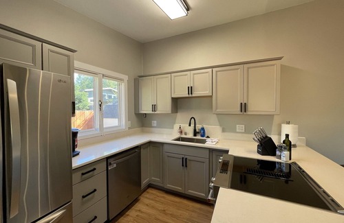 South Addition House | 2BD/2BA Duplex – Sleeps 4–6, Direct Access to Coastal Trail & Westchester Lagoon