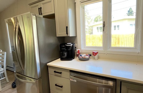 South Addition House | 2BD/2BA Duplex – Sleeps 4–6, Direct Access to Coastal Trail & Westchester Lagoon