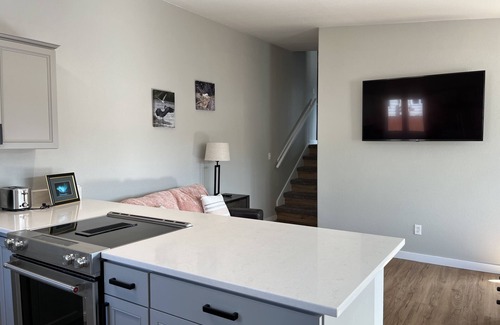 South Addition House | 2BD/2BA Duplex – Sleeps 4–6, Direct Access to Coastal Trail & Westchester Lagoon