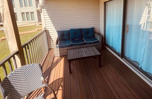 Lake Ozark Condo | 2bd 2ba Lakeview Retreat with onsite boat rental options!