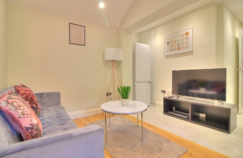 Reading Apartment | 2BD apt for 7 with private off-street parking