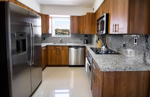 Mid Beach Apartment | 2bd Beachfront Master Ste, Bay View w/balcony, Pool, nearby dining, beach access