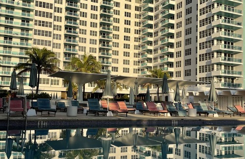 La Gorce Apartment | 2bd Beachfront Master Ste, Bay View w/balcony, Pool, nearby dining, beach access