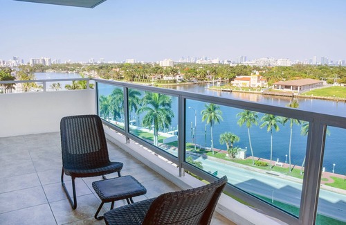 Mid Beach Apartment | 2bd Beachfront Master Ste, Bay View w/balcony, Pool, nearby dining, beach access