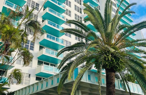 Mid Beach Apartment | 2bd Beachfront Master Ste, Bay View w/balcony, Pool, nearby dining, beach access