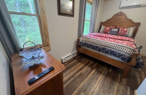 Franklin Cabin | 2bd Cozy Log Mountain Cabin in Franklin w/Wi-Fi