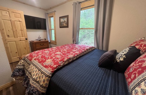 Franklin Cabin | 2bd Cozy Log Mountain Cabin in Franklin w/Wi-Fi