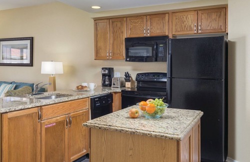 Table Rock Hotel | 2BD Deluxe/Branson - w/Pools, Barbecue, Gym!