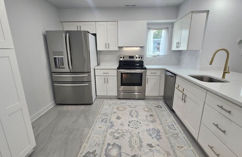 Bayview House | 2BD+Den: BeachAccess| KingBedsI FencedYard| DogsOk