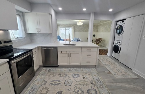 Bayview House | 2BD+Den: BeachAccess| KingBedsI FencedYard| DogsOk