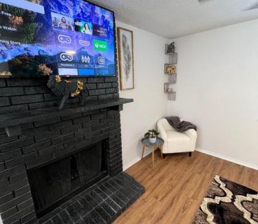 Northwest Dallas Apartment | 2BD DT Dallas l FIFA READY l 5 Min from Love Field