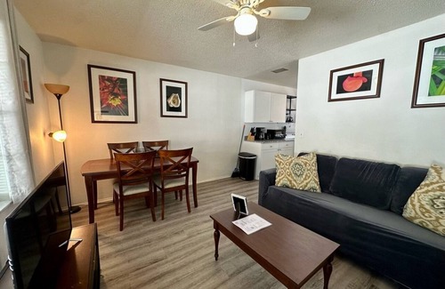 Pinellas Park Apartment | 2BD Duplex Unit near St. Pete! Fast WiFi Monthly Savings & Pet Friendly!