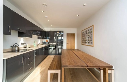 Custom House Apartment | 2BD Flat 4mins to Excel Centre Fast City Links