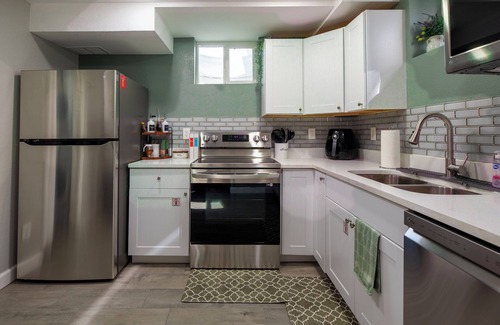 Englewood House | 2BD Garden Level Unit Near Swedish/Craig Hospitals, Fiddler's Green & Littleton!