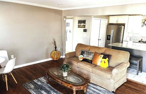 East Side House | 2Bd Home w No Extra Fees+Office Space+FULL Kitchen+Digital TV+Picture Wall+WD