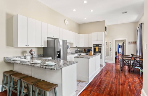New Orleans Apartment | 2BD On Streetcar | Balcony+Parking | Cafe