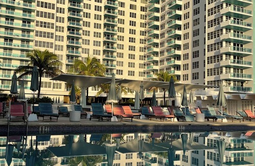 La Gorce Apartment | 2bd2bth Partial Ocean view Ste w/balcony, Pool, nearby dining, beach access