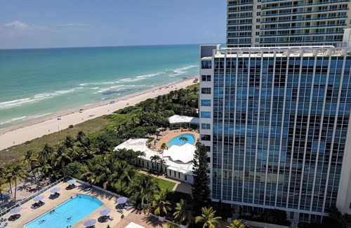 La Gorce Apartment | 2bd2bth Partial Ocean view Ste w/balcony, Pool, nearby dining, beach access