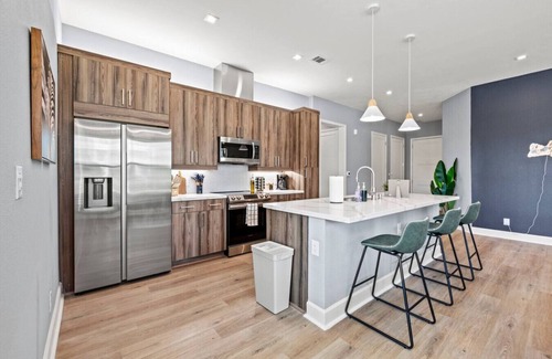 Cedars Apartment | 2Bdr Downtown Dallas Rooftop/FirePit+Pooltable&Gym