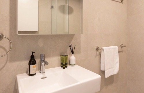 Greenwich Apartment | 2BDR New Apt - Near RNSH & St Leonards