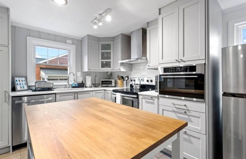 Radnor - Fort Myer Heights House | ⭐️2BDRM-5 min walk to Courthouse Metro/10min to DC⭐️