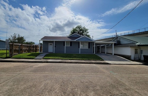 Houma House | 2bed/2bath Cottage in Downtown Houma. 30+ day stays welcome.