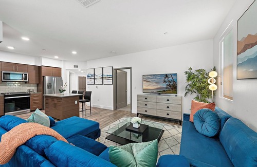 Southeast Anaheim Apartment | 2Bedroom 2Bath Beauty Steps Away from Disneyland. Comes with Pool, Jacuzzi & Gym