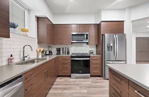 Southeast Anaheim Apartment | 2Bedroom 2Bath Beauty Steps Away from Disneyland. Comes with Pool, Jacuzzi & Gym