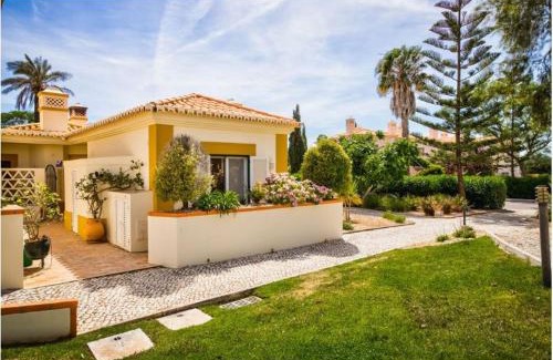 Estombar Apartment | 2bedroom bungalow heated shared pool ,near Carvoeiro and Ferrugudo