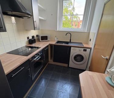 St Helens Apartment | 2beds at St Helens Near Town Center & Theater, Free Parking, WiFi