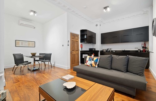 Lime Street Apartment | 2BG Converted Embassy 1BR sleeps 4 with Air Con