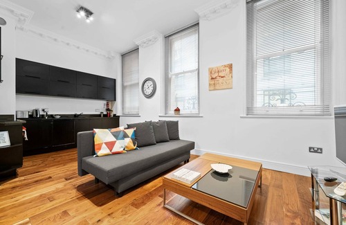 Lime Street Apartment | 2BG Converted Embassy 1BR sleeps 4 with Air Con