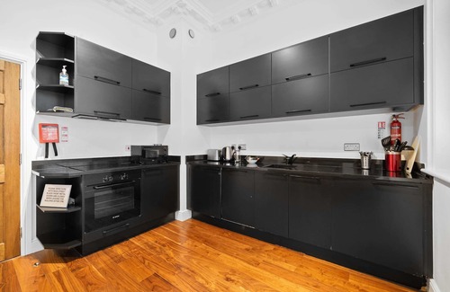 Lime Street Apartment | 2BG Converted Embassy 1BR sleeps 4 with Air Con
