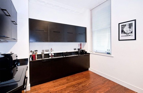 Lime Street Apartment | 2BG Converted Embassy 1BR sleeps 4 with Air Con