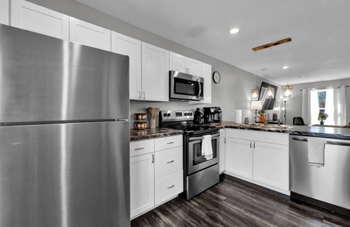 St. Joseph Apartment | 2BR/1.5BA Apt Pets OK, Laundry, Near Univ & Mosaic