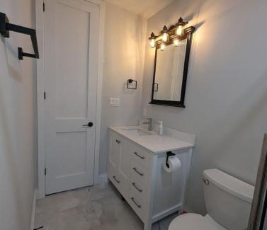 Kitchener Apartment | 2BR 1 king 1 Queen with parking 3 GBPS internet