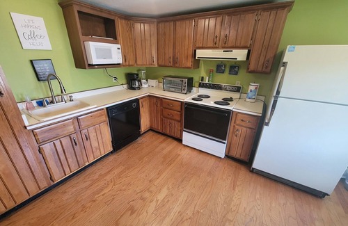 Waterloo Apartment | 2br 1ba, 3rd floor apt, near dwtn Waterloo, Adults only