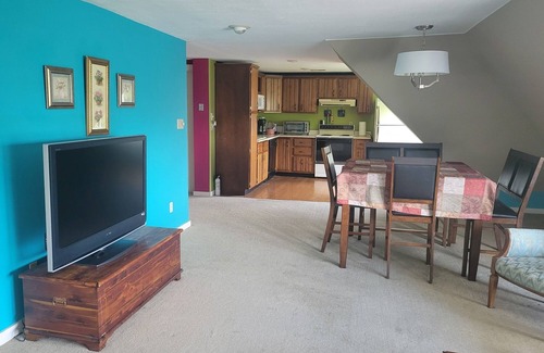 Waterloo Apartment | 2br 1ba, 3rd floor apt, near dwtn Waterloo, Adults only