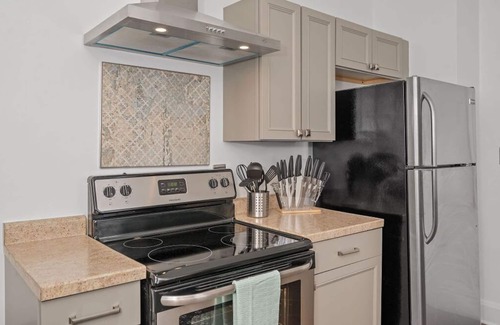 Cincinnati House | 2Br, 1Bth Dutch Colony Revival-10 minutes from downtown Cincy