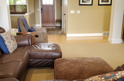 Acme House | 2BR/2.5BA Resort Home-Golf, Swim, Play in NMI. Great Discounts for Long Stays!