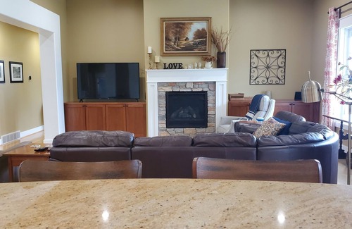 Acme House | 2BR/2.5BA Resort Home-Golf, Swim, Play in NMI. Great Discounts for Long Stays!
